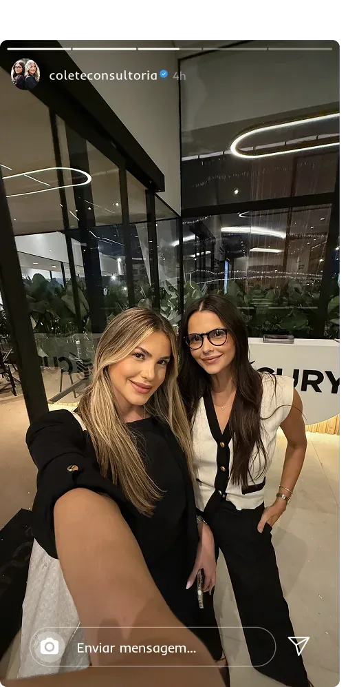 Celular mostrando um story das sócias Júlia e Jamille